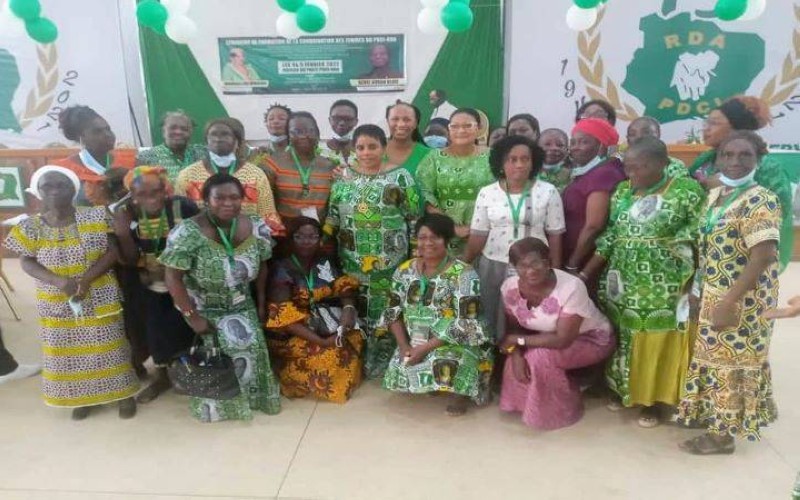 Les femmes du Pdci, réunies autour de la coordinatrice générale, Véronique Aka(a c). (Ph:Dr)