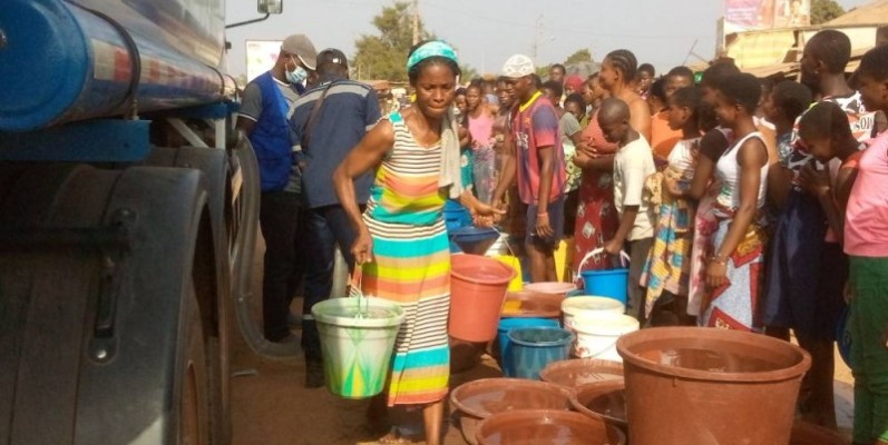 En attendant la normalisation de la fourniture de l'eau potable à Bouaflé, les ménages s'approvisionnent à des points d'eau installés par l’État. (Dr)