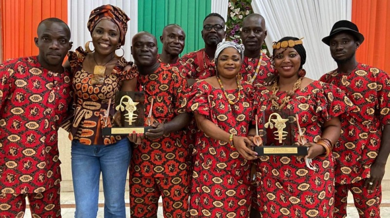 Ayidissa et les membres du groupe Kolou Tronic avec leurs trophées. (Ph: Dr)
