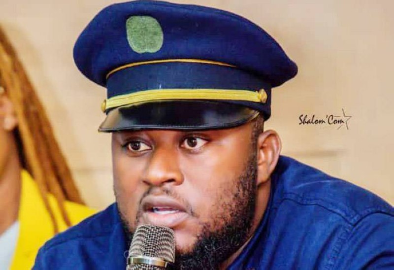 L'humoriste s'est présenté à la presse coiffé d'une casquette de pilote de ligne. (DR)