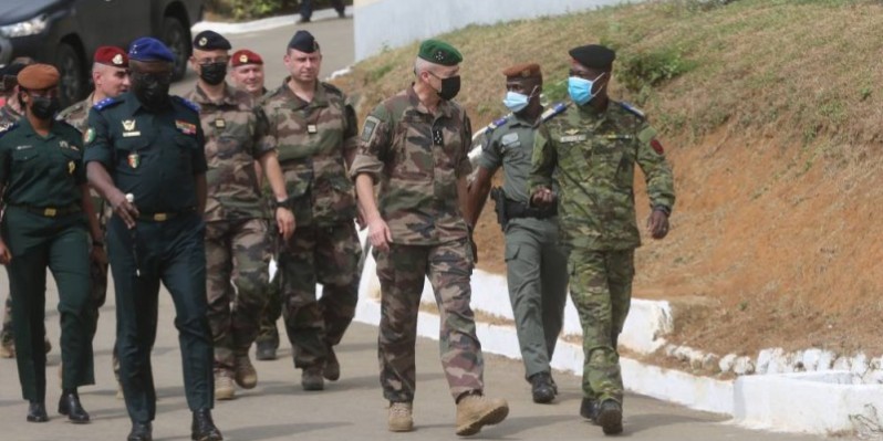 Le général d'armées, Thierry Burkhard (2è à partir de la droite). (Ph: Sébastien Kouassi)