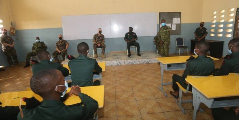 Le général d'armées, Thierry Burkhard, dans une salle de classe à l'Empt. (Ph: Sébastien Kouassi)