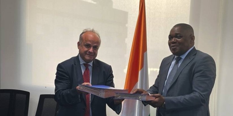 Échange de parapheurs entre le secrétaire d’État et l'ambassadeur de la France après la signature de la convention. (Ph: Dr)