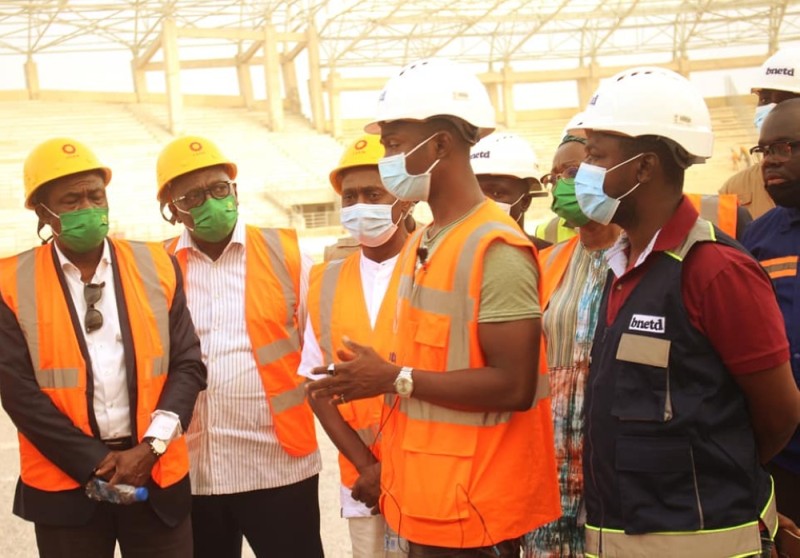 La délégation de la Caf écoute les explications des chefs de chantier à Korhogo. (Ph: Dr)
