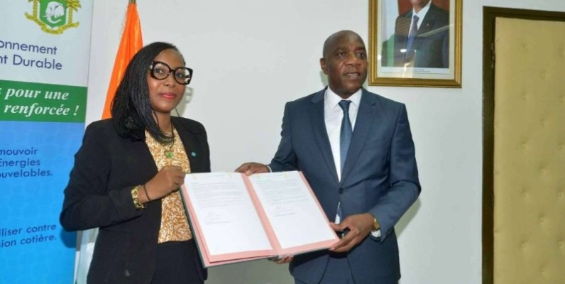 Le ministre Jean-Luc Assi et la représentante résidente du Gggi, Vieyra Olola, ont paraphé l’accord. (DR)