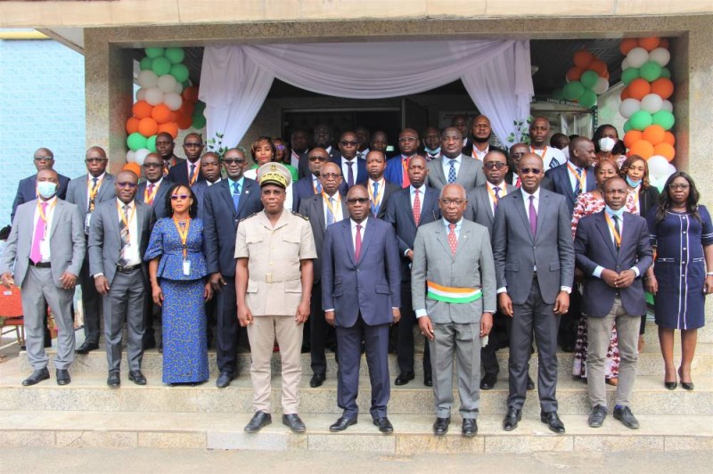 Photo de famille des participants au séminaire et les autorités administrative et politique (DR)