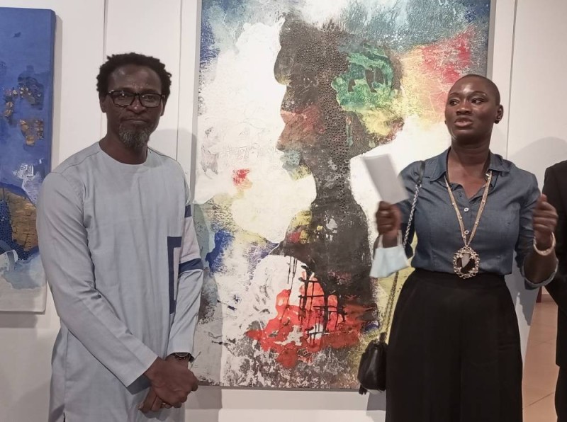 L'artiste Amakan et la Commissaire de l'exposition Mlle Mangoua