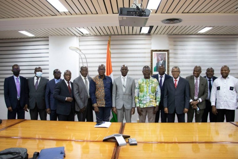 Des membres du Mores-CI réunis autour du ministre Adama Diawara. (Ph: Dr)