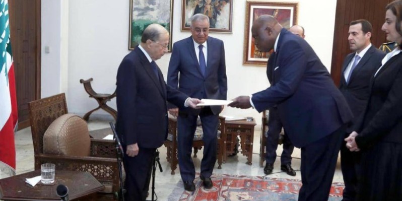 Le diplomate ivoirien en train de transmettre ses lettres de créance au Président de la République du Liban, Michel Aoun. (Dr)