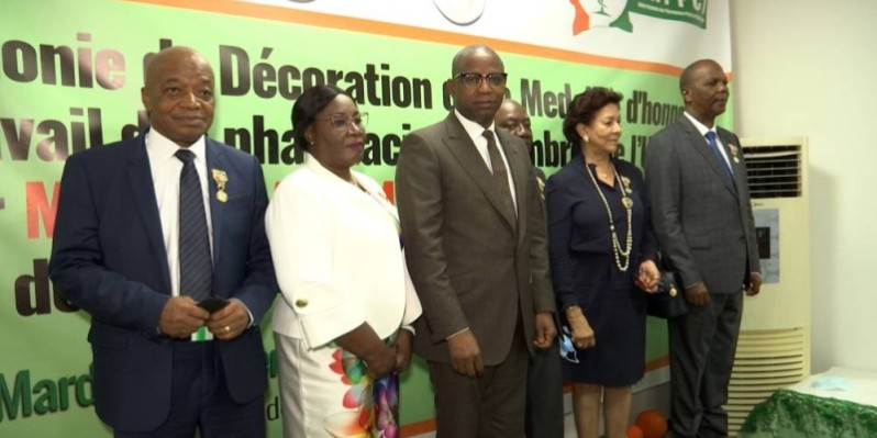 Adama Kamara, ministre de l'Emploi et de la Protection sociale (3e à partir de la gauche), a félicité les braves travailleurs. (Photo : Dr)