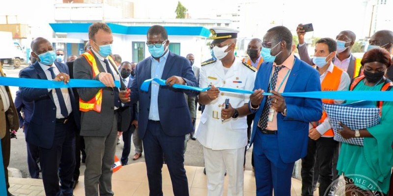 Hien Yacouba Sié, Directeur général du Port Autonome d'Abidjan, procède à la coupure du ruban marquant l'ouverture du bâtiment. (Photo Dr)