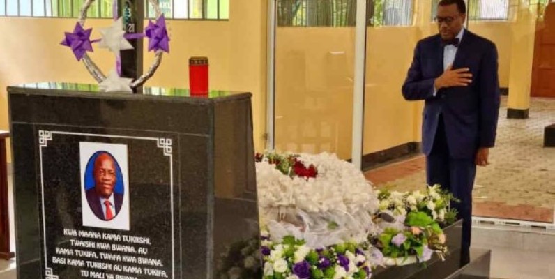 Le président de la Bad s'inclinant sur la tombe de l'illustre disparu (DR)