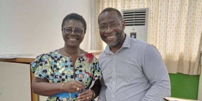 Mme Marcelline Gneproust heureuse de recevoir sa tige de fleur des mains du DG, Abdel Nouho. (DR)