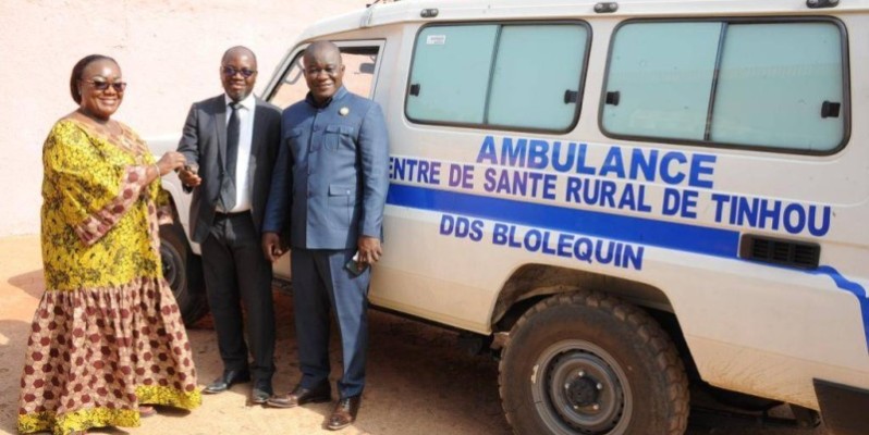 Anne Ouloto remettant les clés de l'ambulance à l'honorable Aimé Gnonsian. (DR)