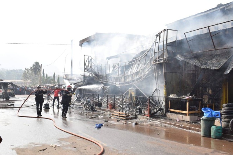 Les pompiers civils à la tâche pour éteindre le feu. (Ph : Saint-Tra Bi)