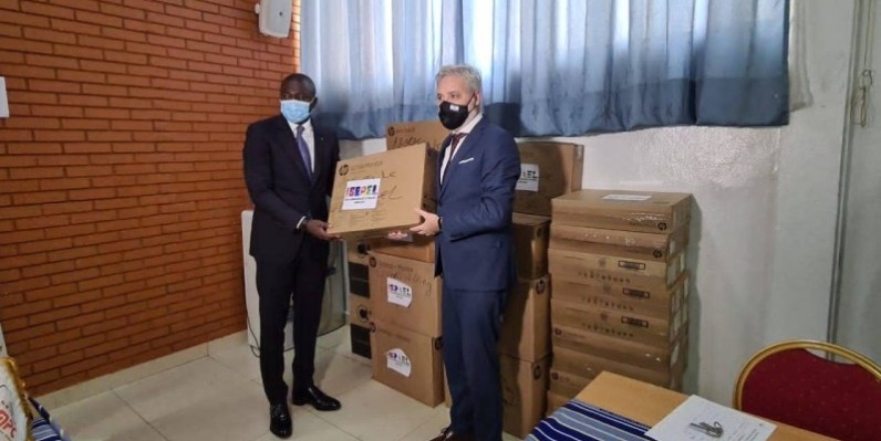 Le Pr Joseph Kaudjhis, directeur général du Campc (à gauche) recevant symboliquement un ordinateur des mains de l’ambassadeur d’Israël, SEM. Leo Vinovezky. (Ph: Campc)