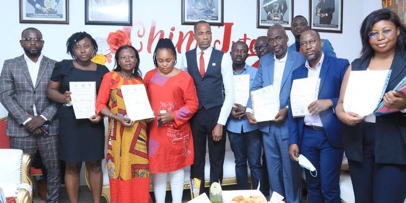 La photo de famille des souscripteurs qui ont reçu leurs certificats fonciers. (Ph: Dr)