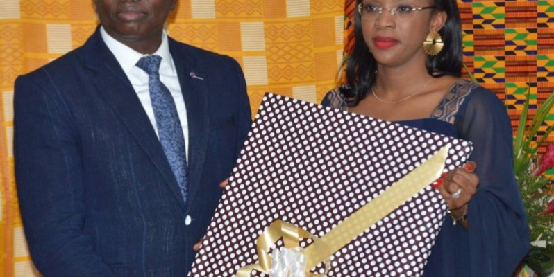 le ministre Anoblé reçoit un présent. (DR)