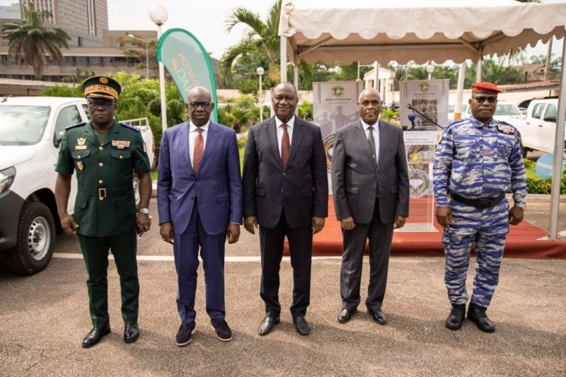 Le ministre d’État, Téné Birahima en compagnie des généraux de corps d’armée, Lassina Doumbia et Alexandre Apalo et les deux donateurs du jour. 