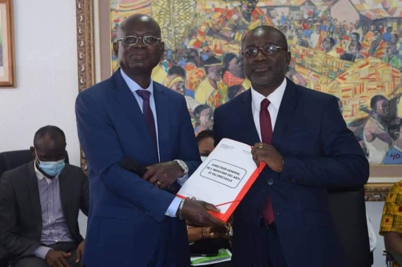 Le Pr Goran Koffi Modeste Armand (à droite) a reçu les charges de la nouvelle Direction de l’industrie des arts et du spectacle. (Photos : Dr)