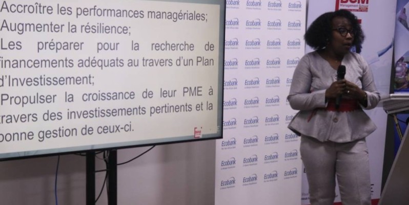 La responsable de la formation entretenant les chefs d'entreprises. (Bavane)