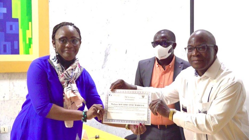 Pr Arsène Kobéa remettant un diplôme de participation. (Ph: Dr)