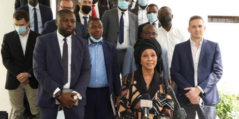 La présidente du Groupement professionnel des exportateurs de café-cacao de Côte d’Ivoire (Gepex), Mariame Bédié et certains acteurs de la filière. (Honoré Bosson) 