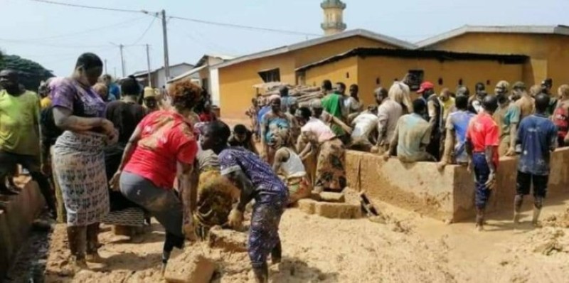 Des jeunes de Kani curant un puits. (Ph: Dr)