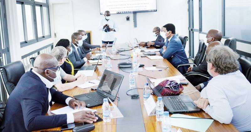 Le directeur général de l'Afor, Bamba Cheick Daniel et ses collaborateurs ont fait le point sur les travaux avec les techniciens du Bnetd et ceux de l'opérateur privé, le 16 février. (Ph: Dr)