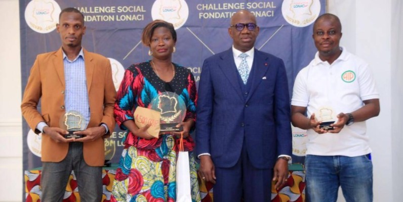 La lauréate du concours Challenge social Lonaci (2e à partir de la gauche) a témoigné toute sa gratitude au Directeur général de la Lonaci (en costume bleu).