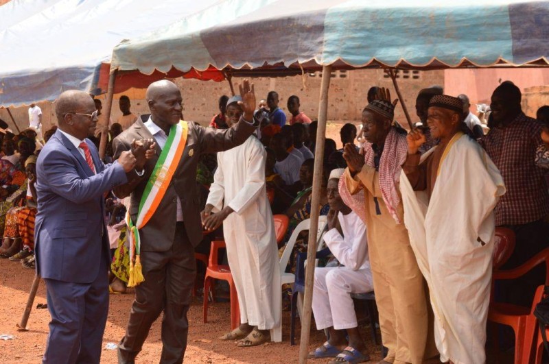 Kouyaté Abdoulaye remettant les insignes de député à son suppléant Koné Amidou dit Kissinger.(DR)