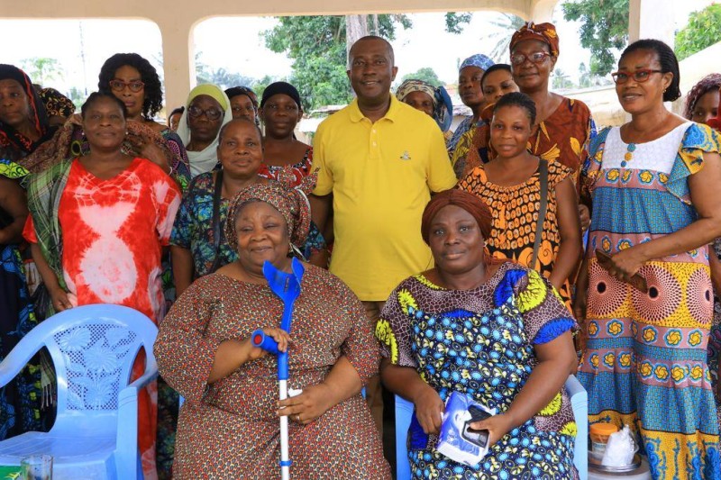 Eric Taba, chef du protocole du Président Ouattara avec des femmes de Cocody après la rencontre.(DR)