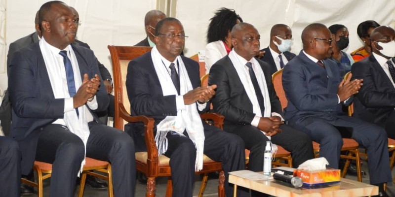 Le président du Sénat, Jeannot Ahoussou-Kouadio, entre le ministre Kouadio Konan Bertin et Michel Koffi, le président du Reac, lors de cette cérémonie.(DR)