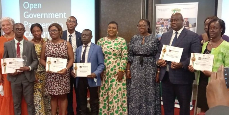 Quelques récipiendaires félicités par Nicole Nkoa et Mariama Koné (au centre). (Ph: Dr)