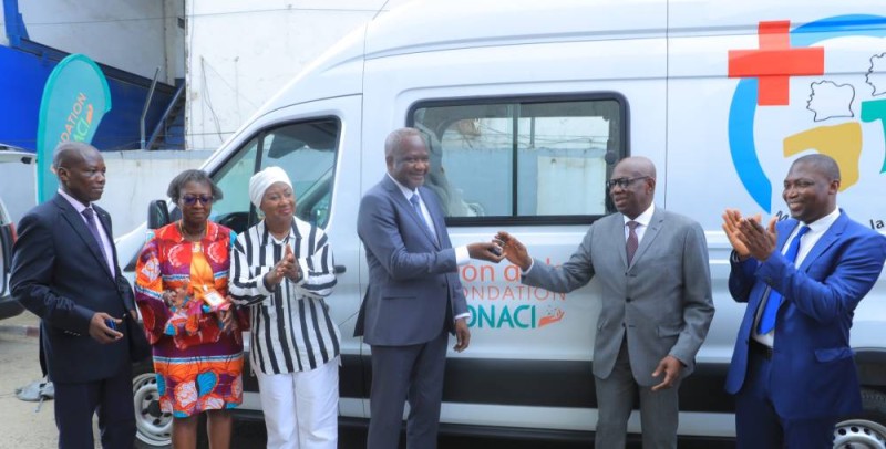 Dramane Coulibaly, Dg de la Lonaci remet les clés d'une ambulance à un heureux bénéficiaire. (Photo : Dr)