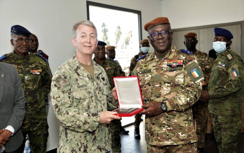 Le Cemga ivoirien remet un présent au commandant americain des forces spéciales pour l'Afrique.