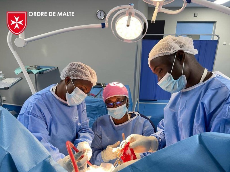 Dr DOUH, Dr TAOKA et Dr KRA en pleine opération de FO sous la tutelle du Dr COLAS (qui n’est pas visible sur la photo)- Ph: HSJB