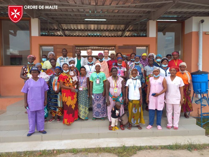 Une partie des patientes FO lors de leur accueil à l’Hôpital Saint Jean-Baptiste par M. Didier (Directeur de l’hôpital), le directeur M. Kouadio (directeur adjoint), Dr Colas (chirurgien expert), Dr Taoka (chef de service gynécologie et gynécologue), Mme Loba (représentante de l’AIBEF), plusieurs sage-femmes et aidessoignantes. Ph: HSJB