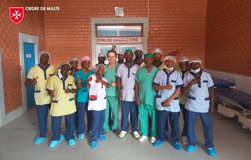 L’équipe du bloc opératoire, les médecins en formation et le Dr Colas à la fin de la mission opératoire. Ph: HSJB