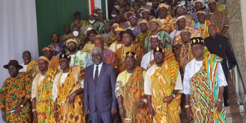 Les auxiliaires de l’administration des villages atchans du District autonome d’Abidjan et le ministre-gouverneur ont échangé sur plusieurs points dont l’amélioration de leurs conditions de travail. (Dr)