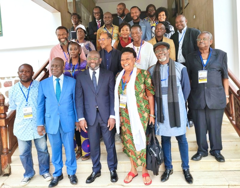 La Ghanéenne Amarteifio Korkor, présidente du comité artistique international (au centre), et en arrière plan, les membres du comité. (Photos : Dr)