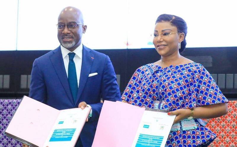 La ministre Nassénéba Touré (à droite) et le directeur général de la banque panafricaine, Paul-Harry Aithnard, ont paraphé les documents. (Ph: Dr)