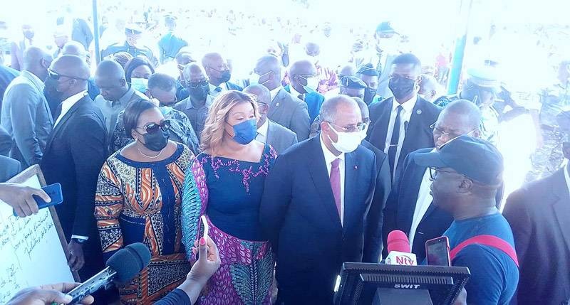 Le Premier ministre ivoirien Patrick Achi se faisant expliquer le drame. (E. Koudou) 