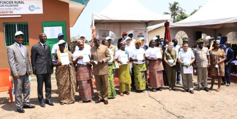 Les dirigeants de l'Afor et leurs hôtes ont procédé à une remise de certificats fonciers. (Ph: Dr)