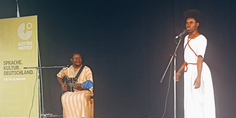 Le conteur Show Azazou (à droite) accompagné par le guitariste Ras N'gamo. (Ph: Dr)