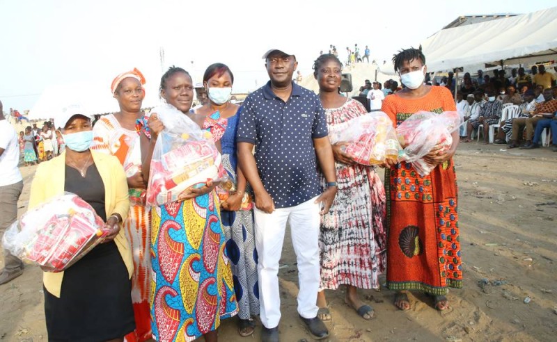 Eric Taba et un groupe de bénéficiaires lors de la remise de don. (Ph:Poro Dagnogo)