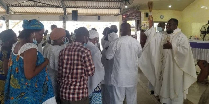 Le Père Ange Mesmin Zia, Vicaire de cette église a rappelé les traits de caractère de cette fidèle remplie d’humilité. (DR)