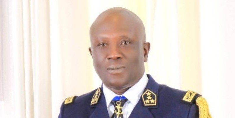 Le général Lassina Doumbia, a exprimé sa fierté au personnel féminin. Photo Dr