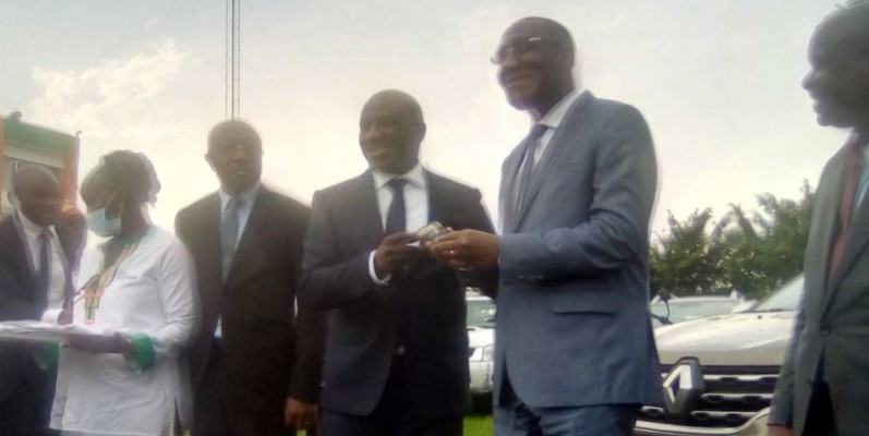 Le ministre Roger Félix Adom, remettant symboliquement une clé à son collègue Souleymane Diarrassouba. (Ph: Franck YEO)