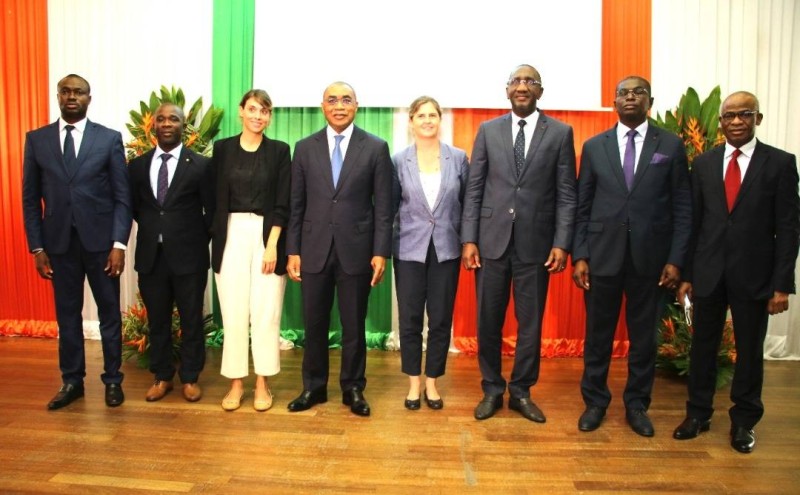 L'argentier ivoirien, Adama Coulibaly et Coralie Gevers, DO de la Banque en Côte d'Ivoire ( au centre) ont convenu de travailler enseble à l'atteinte des objectifs de croissance